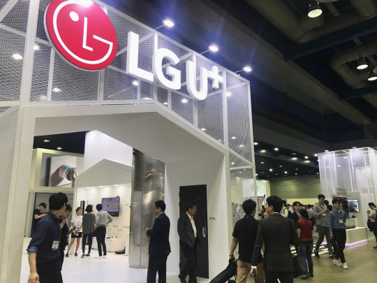 LG유플러스는 '2017 사물인터넷 국제전시회'에 단독 부스를 내고 참가했다. 관람객들이 LG유플러스 부스를 둘러보는 모습.<LG유플러스 제공>